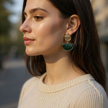 Yeşil Taşlı Minimal Küpe - Altın Renk Detaylı Zarif Tasarım