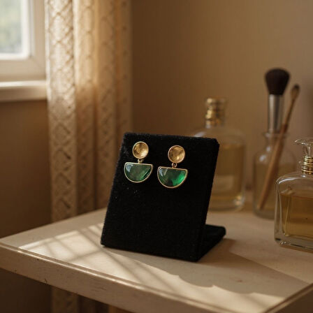 Yeşil Taşlı Minimal Küpe - Altın Renk Detaylı Zarif Tasarım