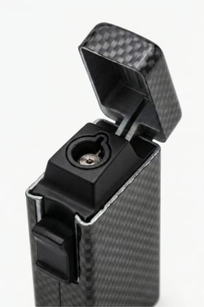 Quantoro Tek Torch Pürmüz Karbon Desenli Metal Puro Çakmağı - TRZ1014