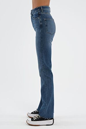 Orta Mavi Slim Straight Paçası Yırtmaçlı Çapraz Kemerli Jean Pantolon C 4556-007