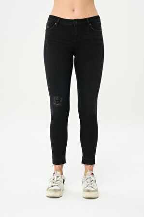 Naomi Siyah Yıpratmalı Paçası Kesikli  Normal Bel  Skinny Fit Jean Pantolon C 4526-053