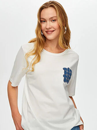 Jean Aplike Ve Zincir Nakışlı Yuvarlak Yaka Pamuklu T-Shirt S25TSH082