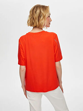 Yakası Ve Kolu Delik İşi Nakış Detaylı Kısa Kol T-Shirt S25TSH065