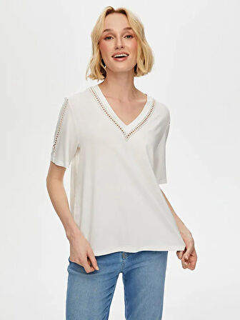 Yakası Ve Kolu Delik İşi Nakış Detaylı Kısa Kol T-Shirt S25TSH065