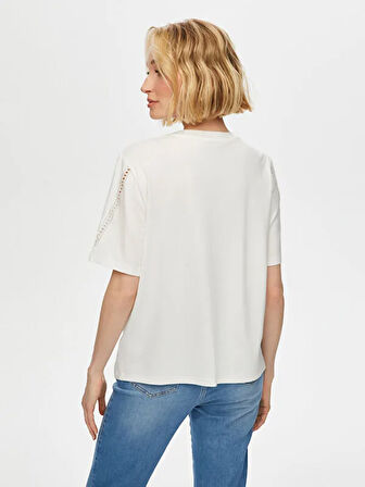 Yakası Ve Kolu Delik İşi Nakış Detaylı Kısa Kol T-Shirt S25TSH065