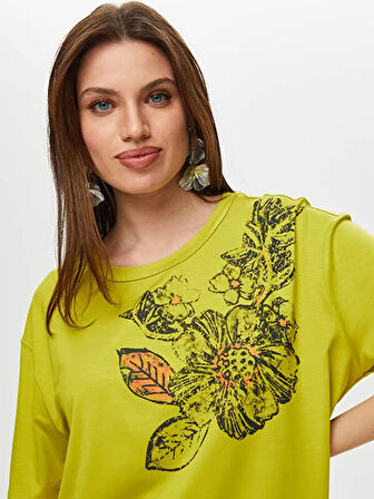 Çiçek Baskı Detaylı Yuvarlak Yaka Kısa Kol T-Shirt S25TSH071