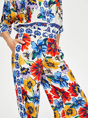 Resort Çiçek Desen Paçası Yırtmaçlı Wide Leg Fit Viskon Pantolon S25PNT045