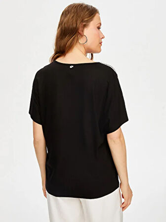 Resort Omuzları Şerit Detaylı V Yaka Kısa Kol T-Shirt S25TSH118