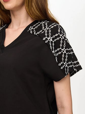 Resort Omuzu Brode Nakış Detaylı V Yaka Tshirt S26TSH107