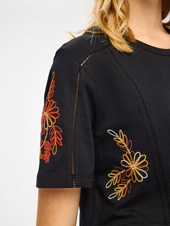 Resort Renkli Çiçek Detaylı Yuvarlak Yaka Tshirt S26TSH112