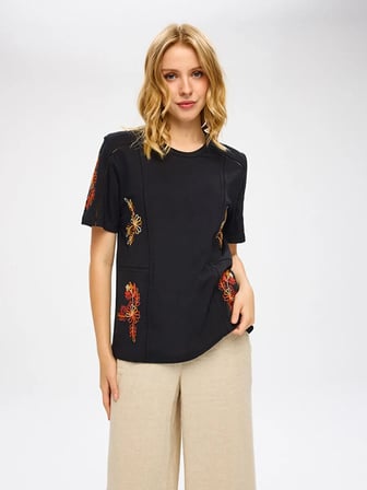 Resort Renkli Çiçek Detaylı Yuvarlak Yaka Tshirt S26TSH112
