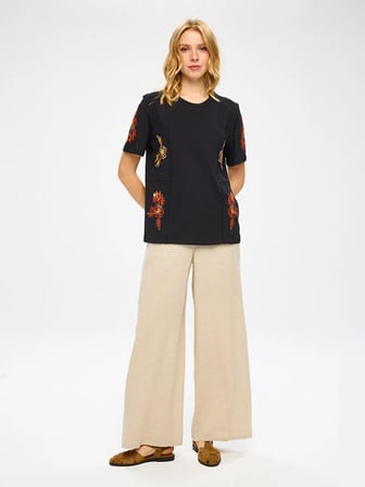 Resort Renkli Çiçek Detaylı Yuvarlak Yaka Tshirt S26TSH112