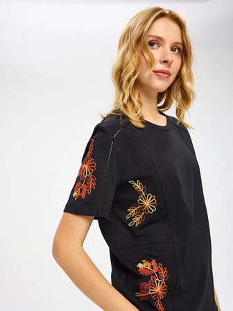 Resort Renkli Çiçek Detaylı Yuvarlak Yaka Tshirt S26TSH112