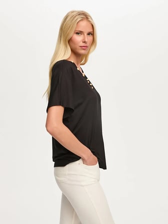 Resort Yakası Boncuk Detaylı V Yaka Tshirt S26TSH116