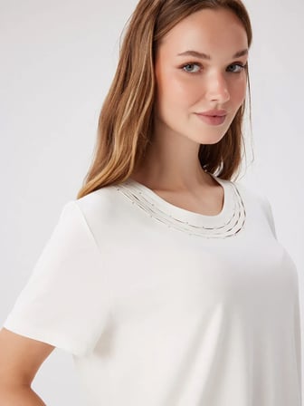 Yakası Taş Ve Delik İşli Kısa Kol Viskonlu Tshirt W27TSH055