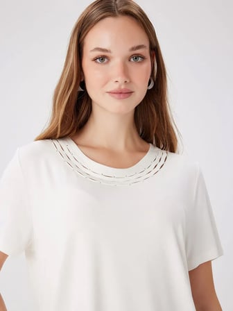 Yakası Taş Ve Delik İşli Kısa Kol Viskonlu Tshirt W27TSH055