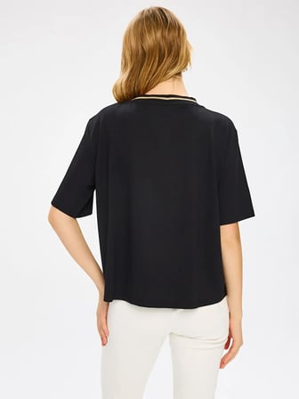 Yakası Simli Triko Bant Detaylı Kısa Kol Kayık Yaka Tshirt W27TSH056