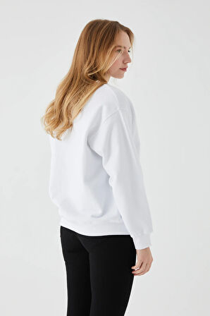 Go Veform Kadın Sıfır Yaka Baskılı Üç İp İçi Şardonlu Sweatshirt Beyaz ZN5110