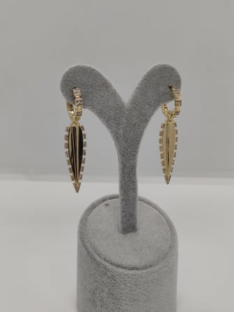 Yaprak Modelli Gold Çelik Küpe
