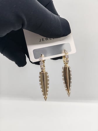 Yaprak Modelli Gold Çelik Küpe