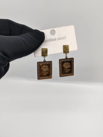 Gül Detaylı Gold Çelik Küpe