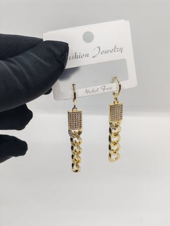 Gold Renk Zirkon Taşlı Kare Plakalı Sallantılı Gurmet Zincir Küpe