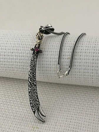 Kırmızı Taşlı La Fetta İlla Ali La Seyfe İlla Zülfikar Yazılı 925 Ayar Gümüş Erkek Kolye