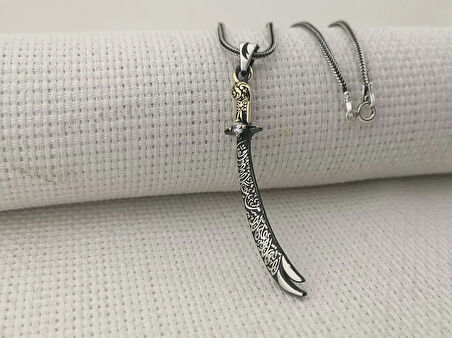 La Fetta İlla Ali La Seyfe İlla Zülfikar Yazılı Beyaz Taşlı 925 Ayar Gümüş Erkek Kolye