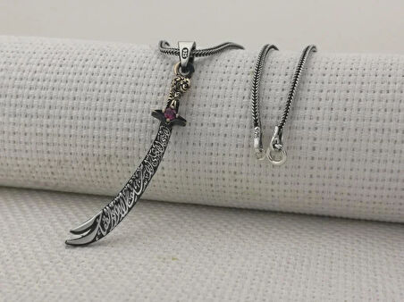 Kırmızı Taşlı La Fetta İlla Ali La Seyfe İlla Zülfikar Yazılı Beyaz Taşlı 925 Ayar Gümüş Erkek Kolye