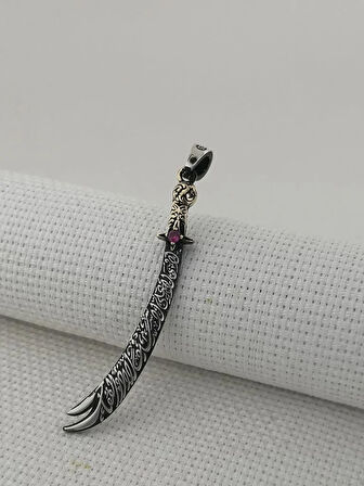 Kırmızı Taşlı La Fetta İlla Ali La Seyfe İlla Zülfikar Yazılı Beyaz Taşlı 925 Ayar Gümüş Erkek Kolye Ucu