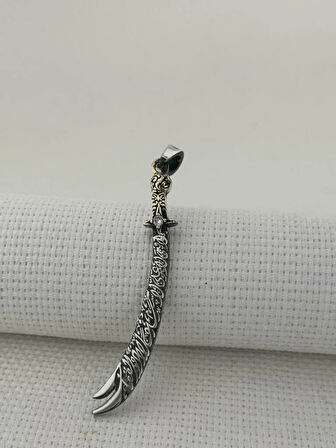 La Fetta İlla Ali La Seyfe İlla Zülfikar Yazılı Beyaz Taşlı 925 Ayar Gümüş Erkek Kolye Ucu