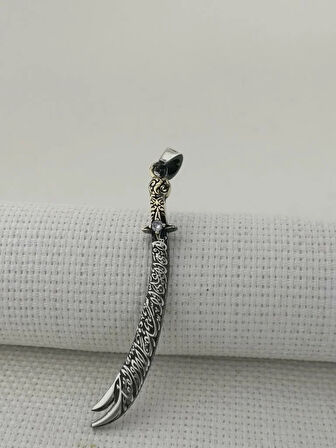 La Fetta İlla Ali La Seyfe İlla Zülfikar Yazılı Beyaz Taşlı 925 Ayar Gümüş Erkek Kolye Ucu