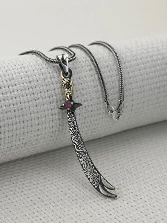 Kırmızı Taşlı La Fetta İlla Ali La Seyfe İlla Zülfikar Yazılı Beyaz Taşlı 925 Ayar Gümüş Erkek Kolye Ucu