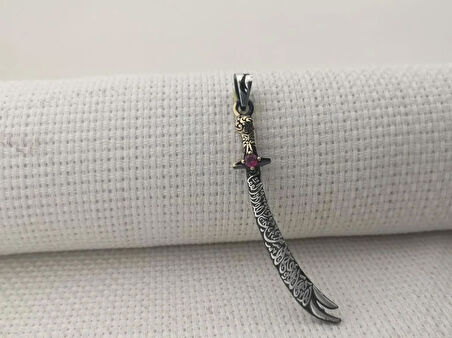 Kırmızı Taşlı La Fetta İlla Ali La Seyfe İlla Zülfikar Yazılı Beyaz Taşlı 925 Ayar Gümüş Erkek Kolye Ucu