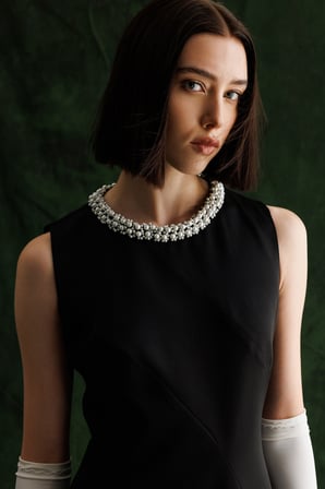 Moda İlgi Kadın Yakası İnci Aksesuarlı Kolsuz Saten Elbise Siyah