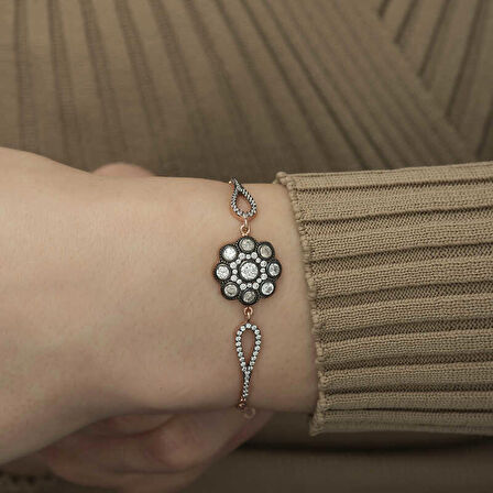 Gümüş Çiçek Desenli Elmas Montür Bileklik