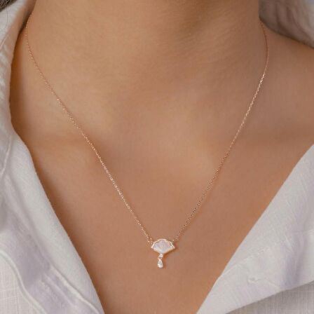İstiridye Kabuğu Tasarımlı Sedef ve Zirkon Taşlı Rose Kaplama Kadın Gümüş Kolye