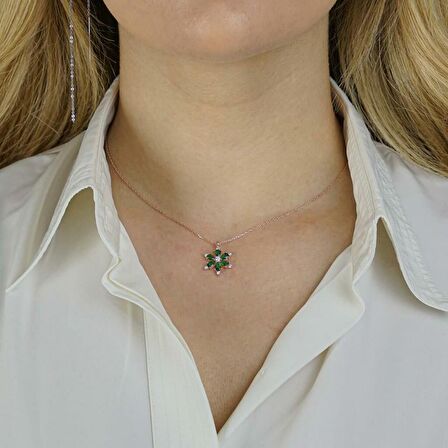 Şık Tasarımlı Zümrüt Yeşili Lotus Çiçeği Gümüş Kolye Rose