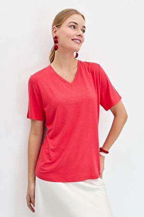 Desen Triko Kadın V Yaka Flamlı Kumaş Basic T-Shirt KMY24085 Mercan