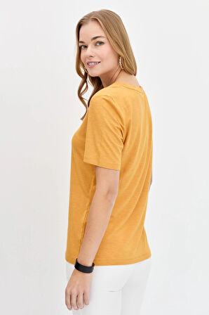 Desen Triko Kadın Sıfır Yaka Flamlı Kumaş Penye T-Shirt KMY24084 Hardal