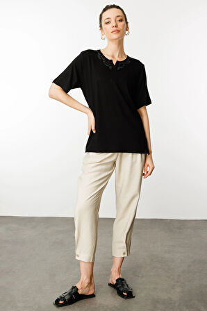 Desen Triko Kadın Açma Yaka Dantel Çiçek İşlemeli Penye T-Shirt 24751 Siyah