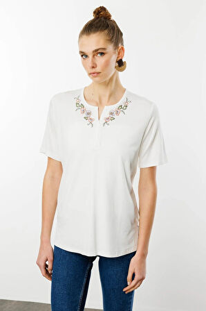 Desen Triko Kadın Açma Yaka Nakış İşlemeli Penye T-Shirt 25700 Ekru