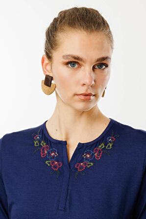 Desen Triko Kadın Açma Yaka Nakış İşlemeli Penye T-Shirt 25700 Lacivert