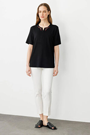 Desen Triko Kadın Açma Yaka Nakış İşlemeli T-Shirt 25703 Siyah