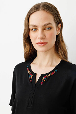 Desen Triko Kadın Açma Yaka Nakış İşlemeli T-Shirt 25703 Siyah