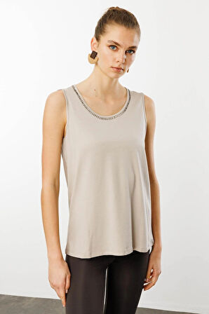 Desen Triko Kadın Sıfır Yaka Yakası Taşlı Askılı T-Shirt 25755 Bej