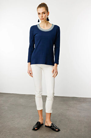 Desen Triko Kadın Sıfır Yaka Yakası Nakış İşlemeli Pamuklu Bluz 25759 Lacivert