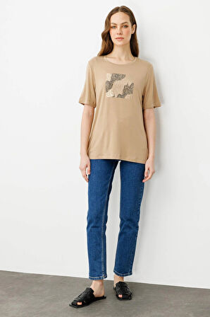 Desen Triko Kadın Sıfır Yaka Önü Taş Baskılı Penye T-Shirt 25834 Vizon