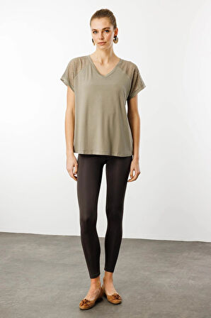 Desen Triko Kadın V Yaka Omuzları Taş Baskılı Penye T-Shirt 25836 Haki