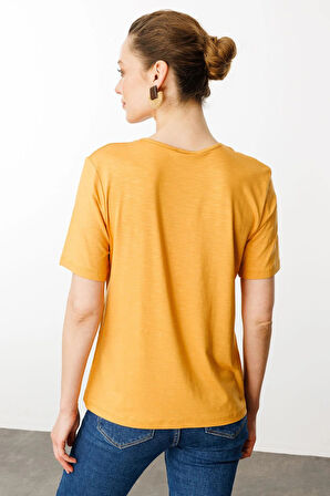 Desen Triko Kadın Yakası Yırtmaçlı ve İşlemeli T-Shirt 25768 Hardal